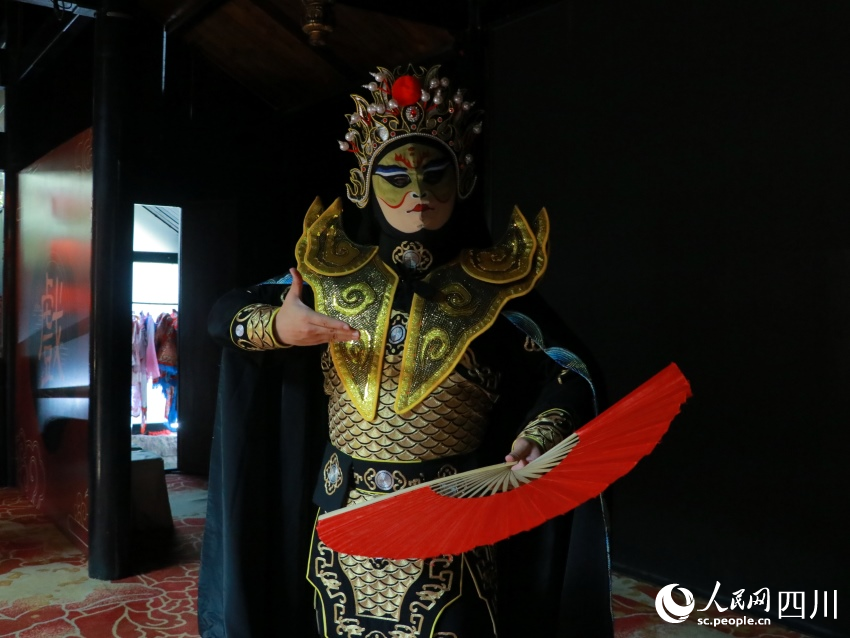 侯忞幟身著變臉劇目服飾。實習生王孜萱攝