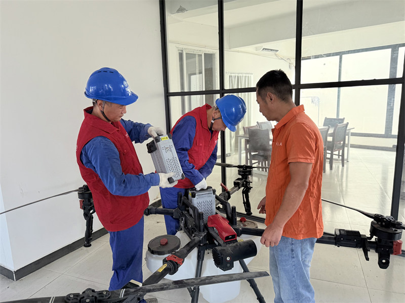 9月9日，國網成都供電公司保電人員來到郫都區友愛鎮農業社會化服務站了解用電需求，對農用無人機等秋收機具進行安全用電檢查，為秋收筑牢用電保障。譚媛攝