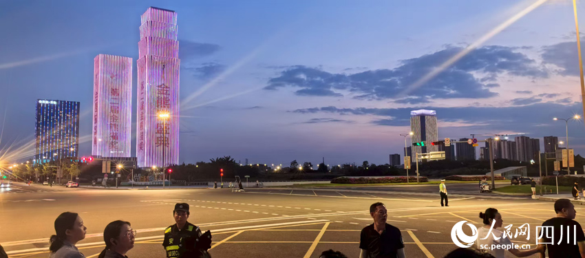 浪漫的金熊貓盛典之夜，成都的夜景詩意美麗。人民網記者 劉海天攝