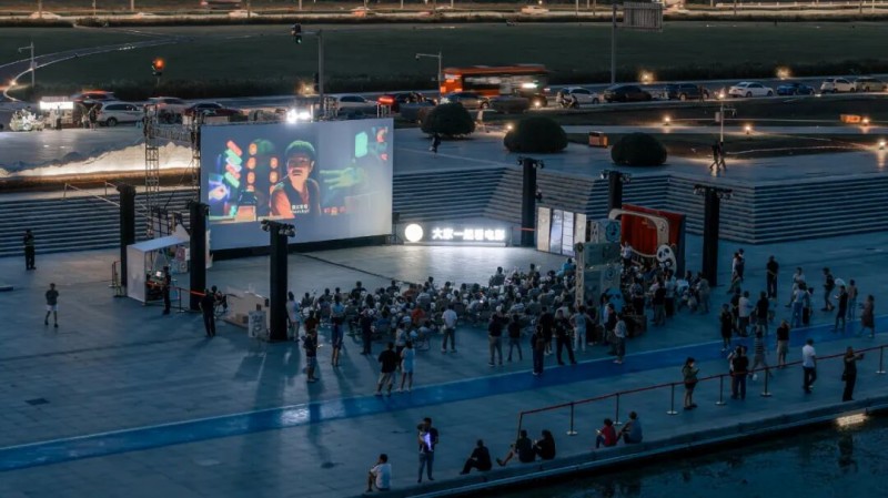 市民在興隆湖畔觀看電影。馬驥攝