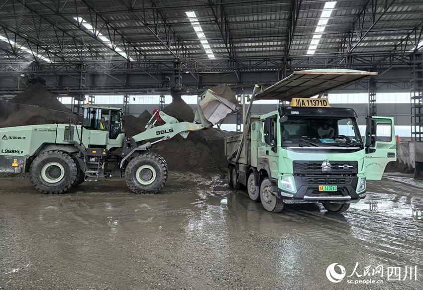 裝載車輛正在廠房內進行再生后的物料裝載作業。人民網 薛育建攝