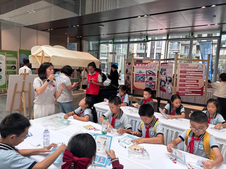 學生參與“未來產業大暢想”互動體驗展活動。王雨欣攝