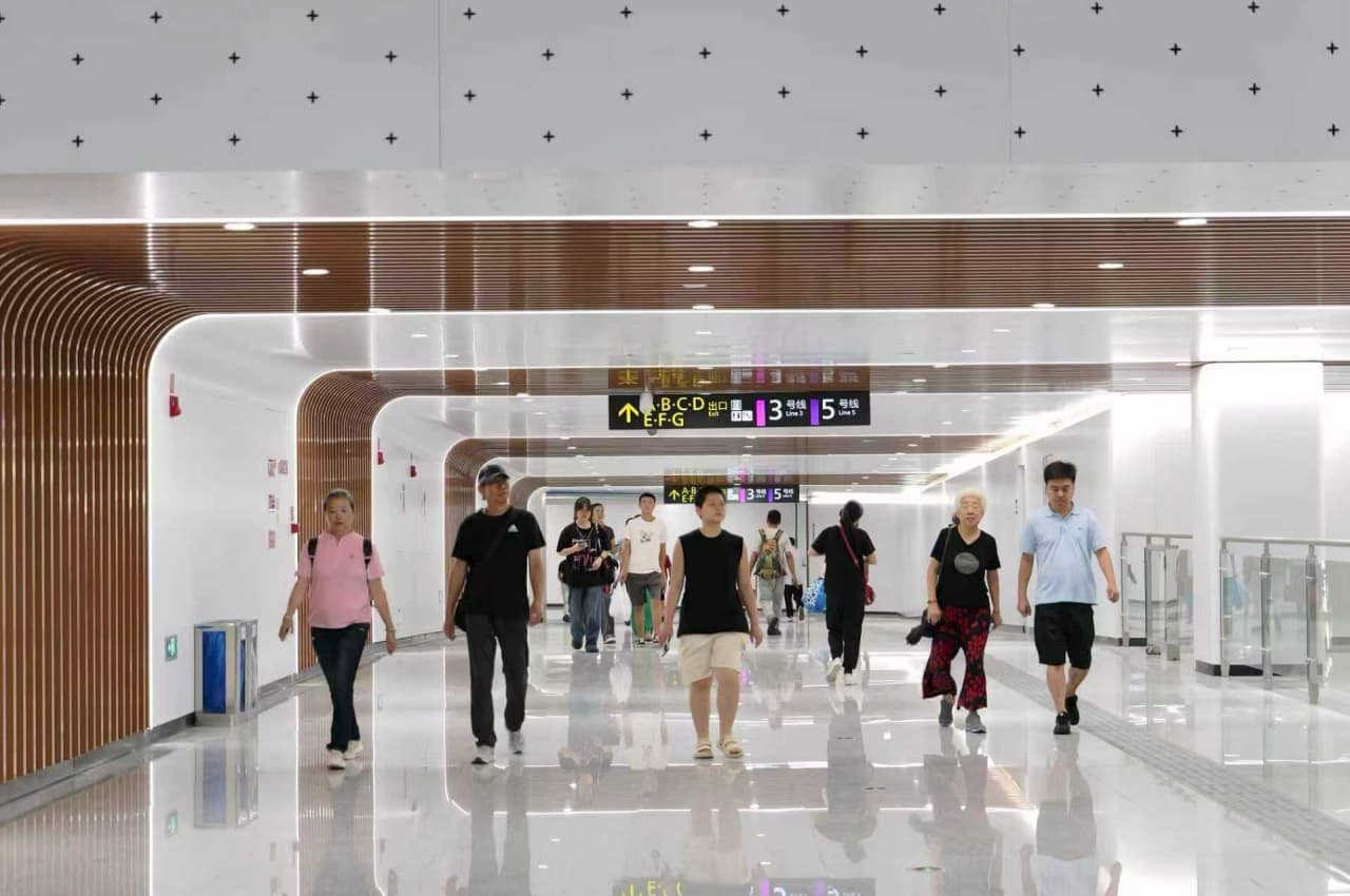 積極體驗地鐵新線路的居民。成都軌道集團供圖