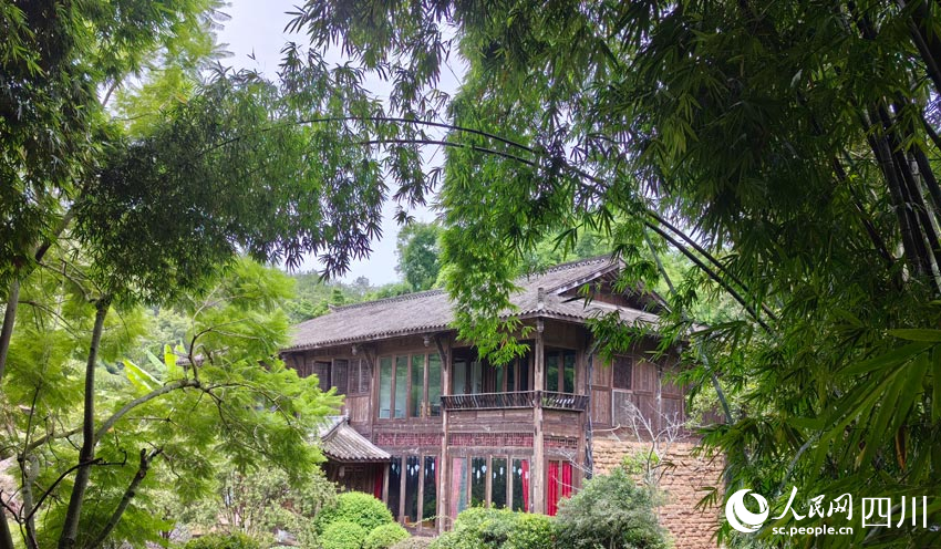 景區環境蔥翠，建筑古色生香。人民網記者 劉海天攝