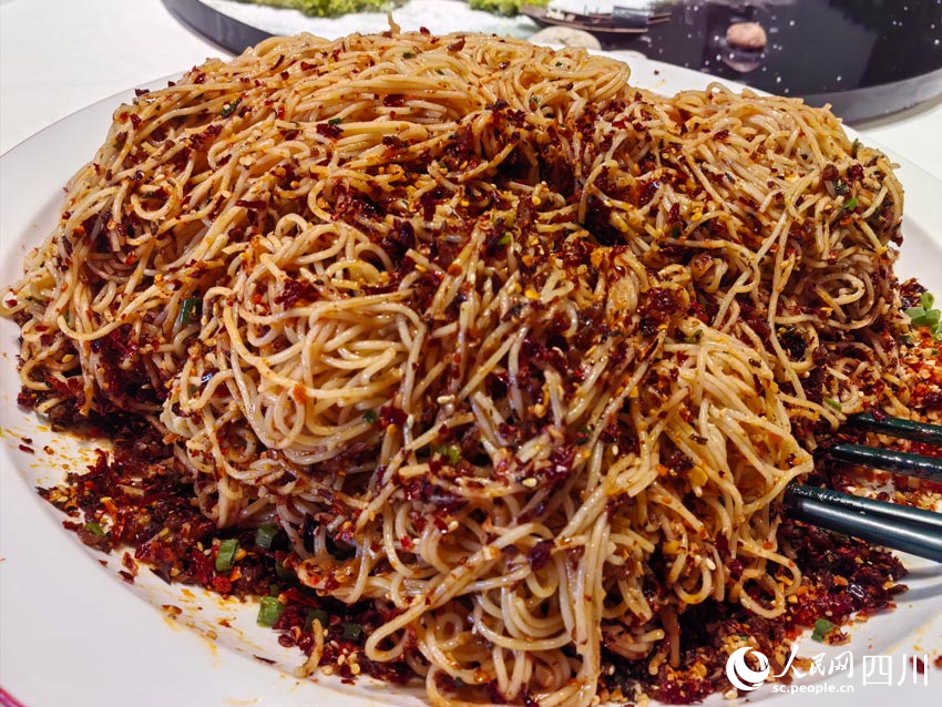 辣椒伴豆瓣，燃面噴噴香。人民網記者 劉海天攝