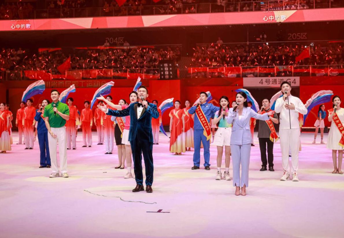 【錦觀新聞】四川省首屆職工運動會開幕 成都242名運動員參賽開幕式現場，65支代表隊、1300名運動員代表齊聚成都高新體育中心。