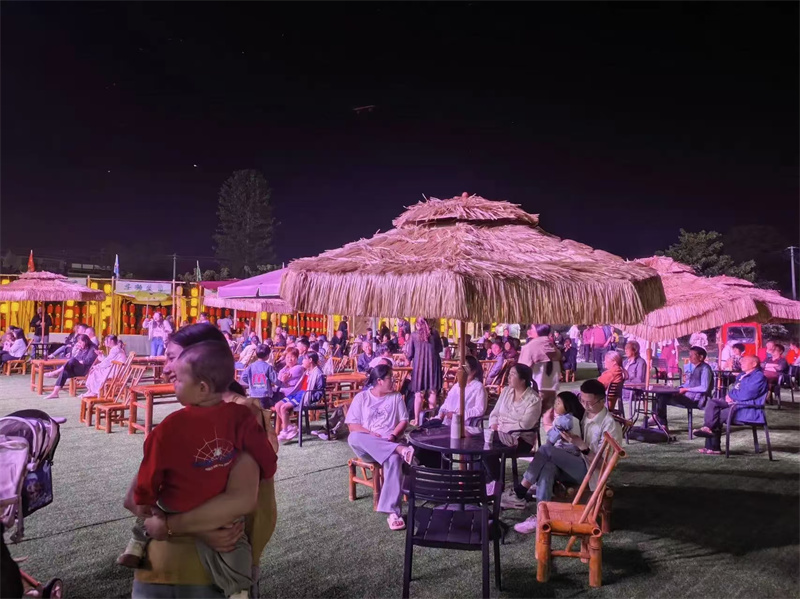 觀看三人籃球賽的市民體驗夜經濟。青川縣融媒體中心供圖