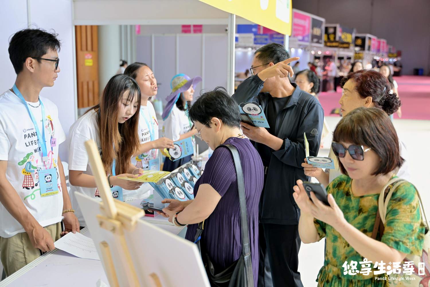 首屆成都悠享生活博覽會暨蓉城嗨購消費季活動現場。成都市博覽局供圖