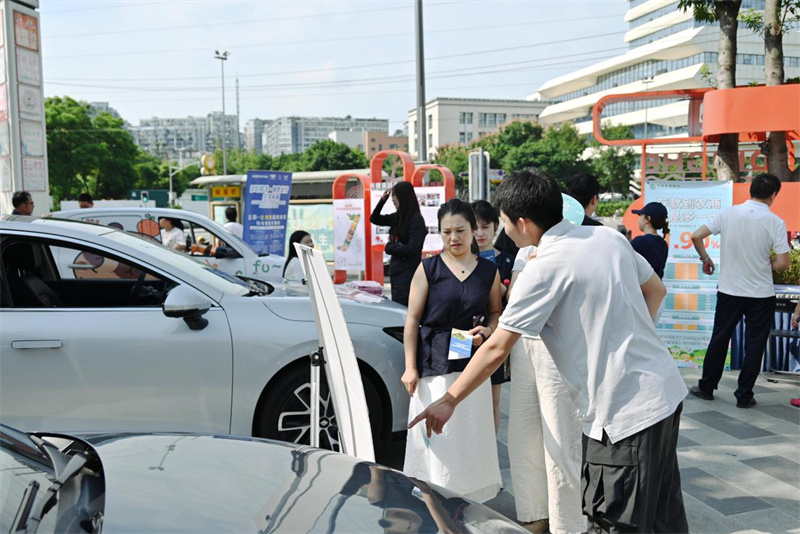 經銷商向市民介紹新車。鄭棟梁供圖