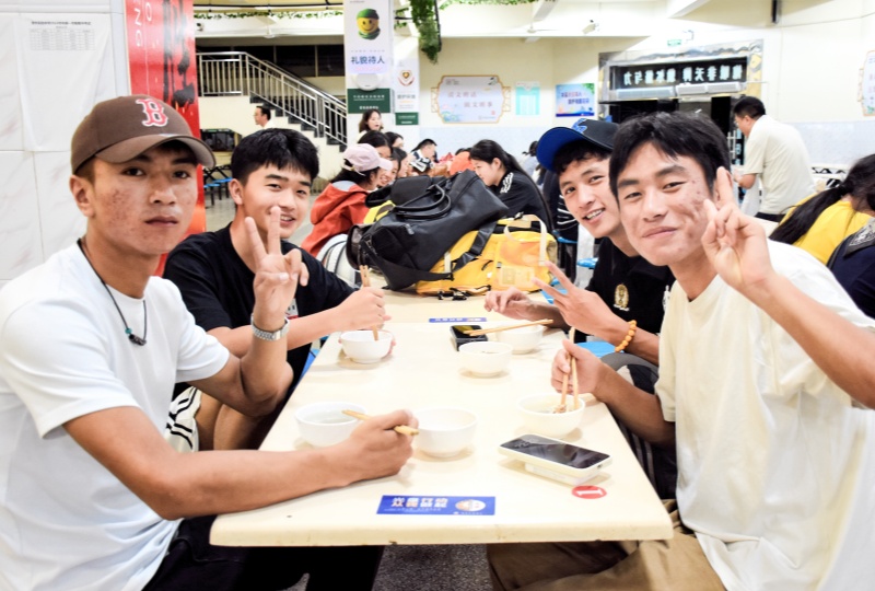 道孚縣學子在食堂就餐。婺城區援派道孚縣工作分隊供圖