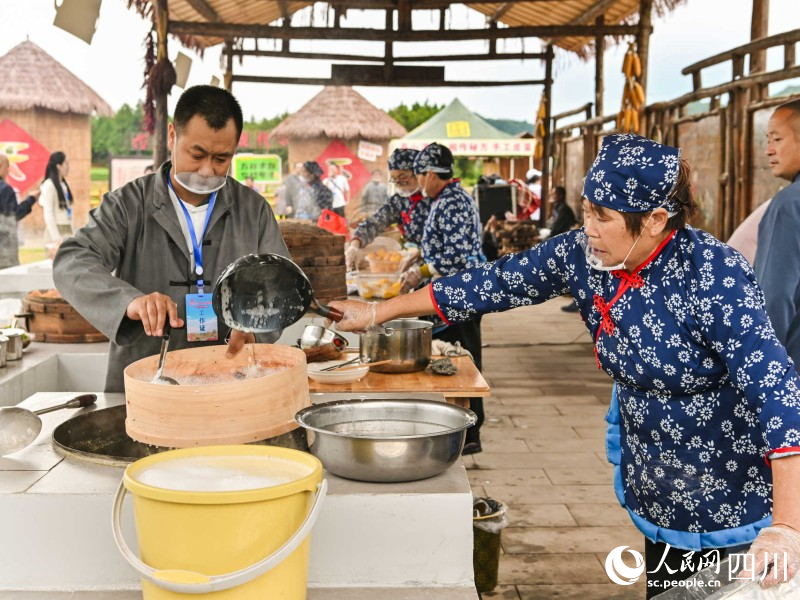 現場制作豆花。韓青化祎攝