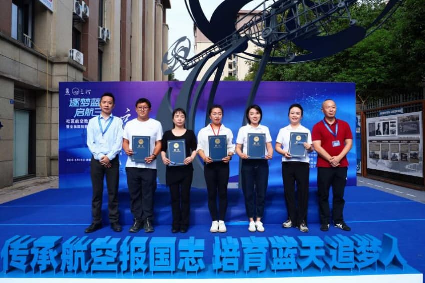 社區工作者、老黨員志愿者組成的“多元講解員隊伍”接過聘書。華興街道辦供圖