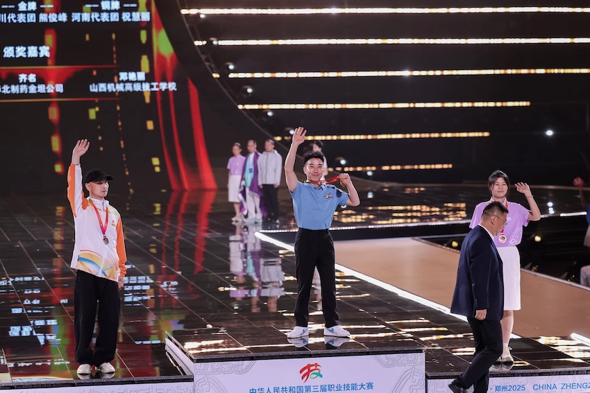 四川隊參賽選手熊俊峰獲得服裝制版項目金牌。蘇鶴攝