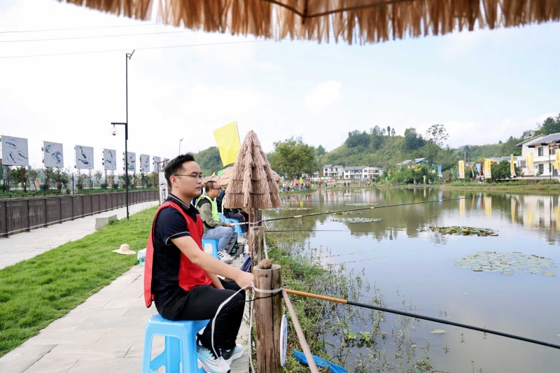 村民參與釣蝦活動。大竹縣委宣傳部供圖
