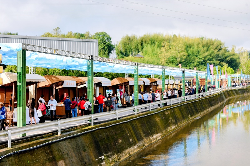 游客在展銷區游覽。大竹縣委宣傳部供圖