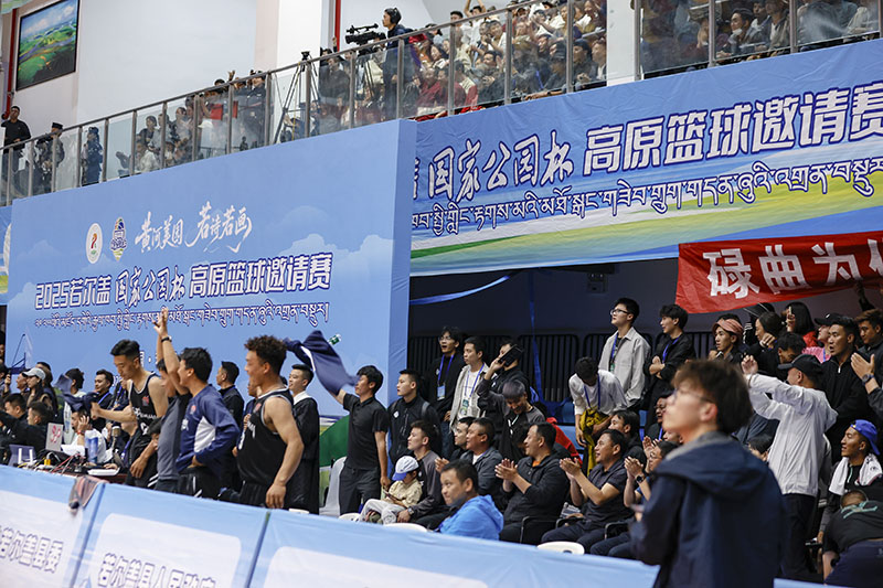 觀眾熱情觀賽。若爾蓋縣委宣傳部供圖