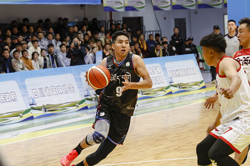 高原籃球邀請賽比賽現場。若爾蓋縣委宣傳部供圖