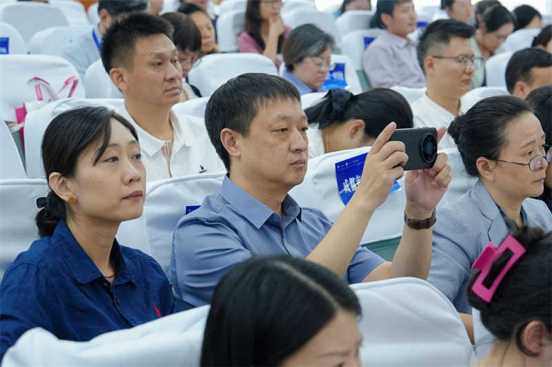 參加嘉賓記錄精彩環節。青羊區教育局供圖