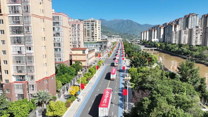 100輛貨車滿載2500噸石榴駛向全國，傳遞豐收喜悅。涼山州委宣傳部供圖