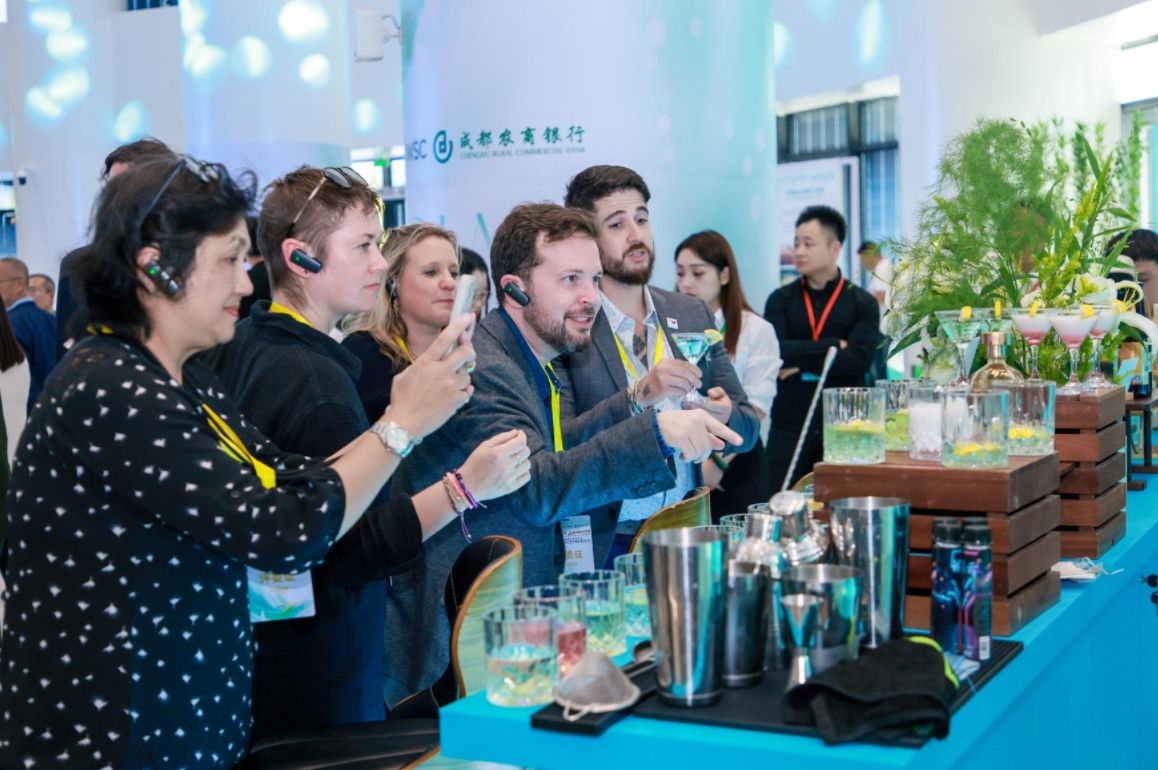 參會人員在啟動儀式現場品酒。邛崍市委宣傳部供圖