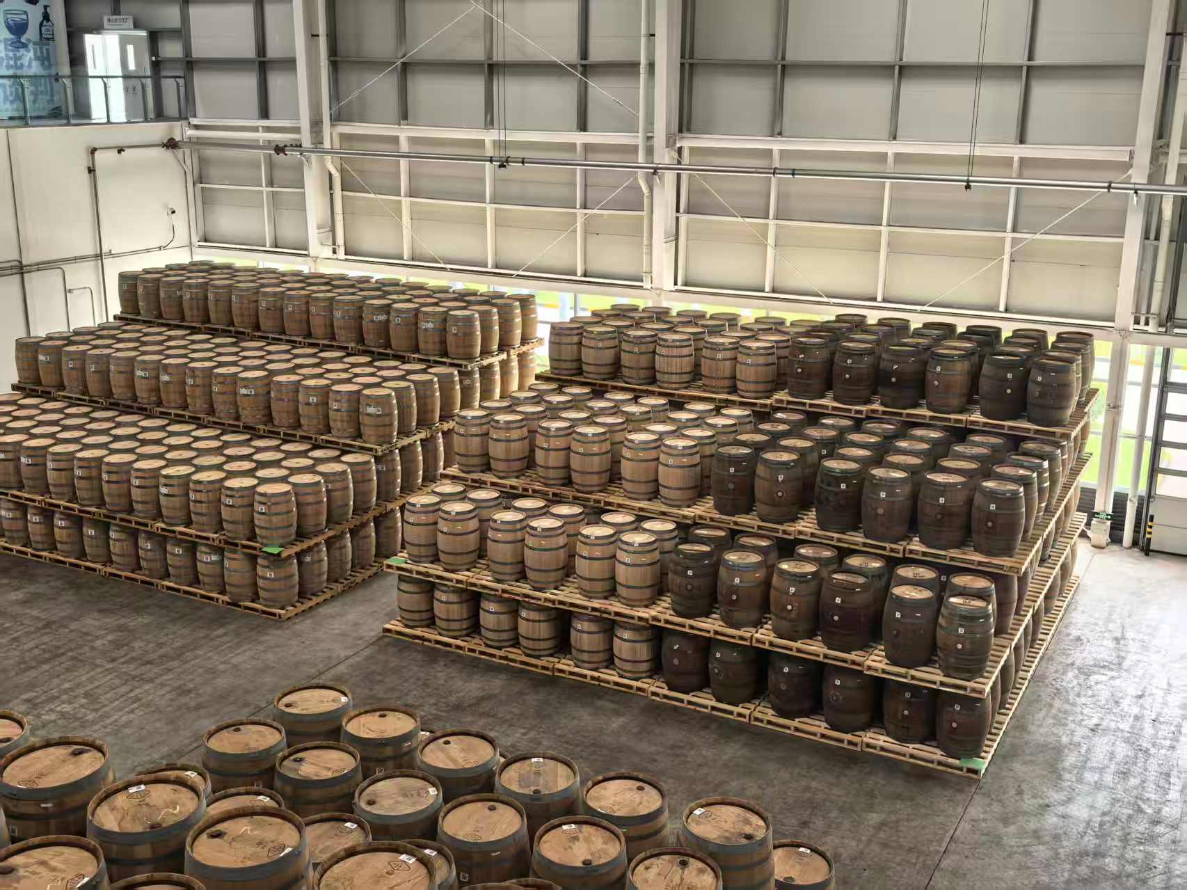 廠區里存放的橡木桶。人民網 袁菡苓攝