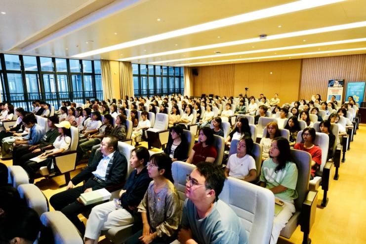 宜賓學院的學生們在講座上認真聽講