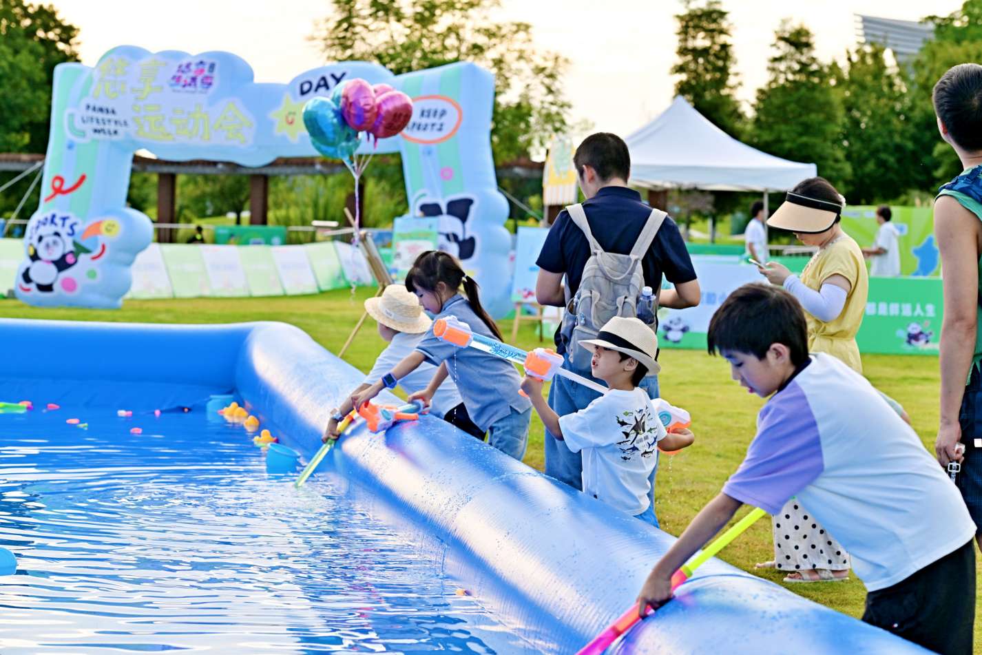 首屆成都悠享生活博覽會暨蓉城嗨購消費季戶外展區現場。成都市博覽局供圖