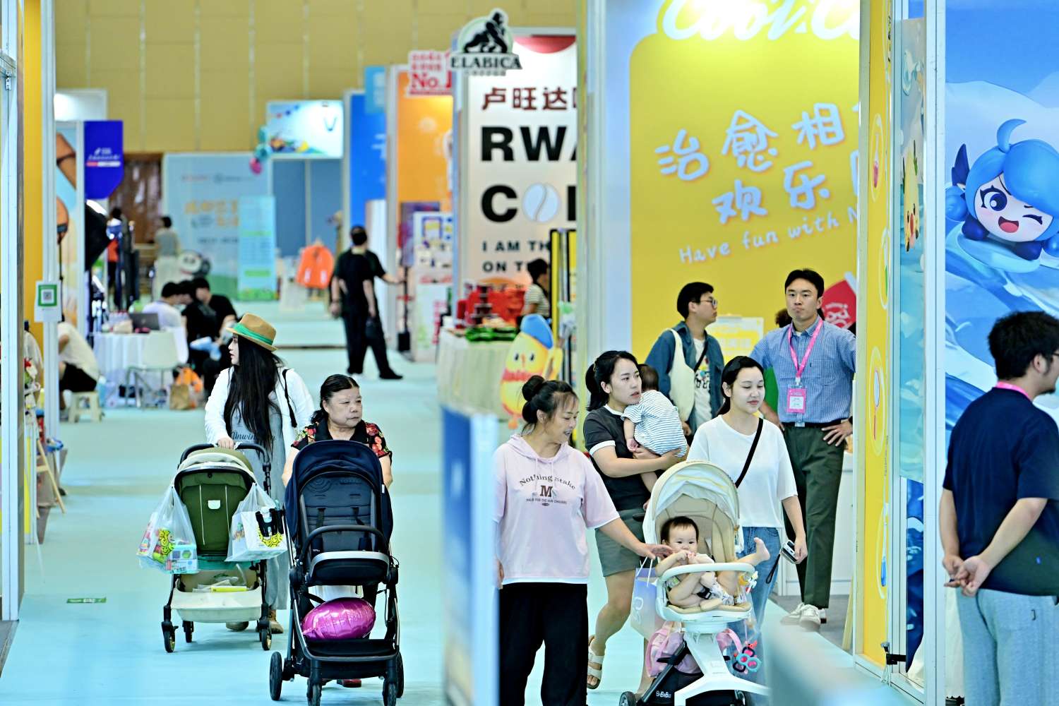 首屆成都悠享生活博覽會暨蓉城嗨購消費季戶外展區現場。成都市博覽局供圖