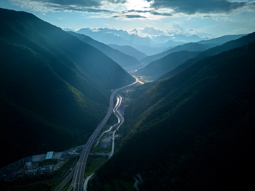 一路穿越山嶺。蜀道集團供圖