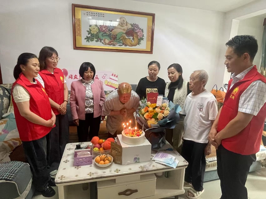 巴中市巴州區烈士紀念設施保護中心與志愿服務隊工作人員，為楊維緒老人過生日。巴中市退役軍人事務局供圖