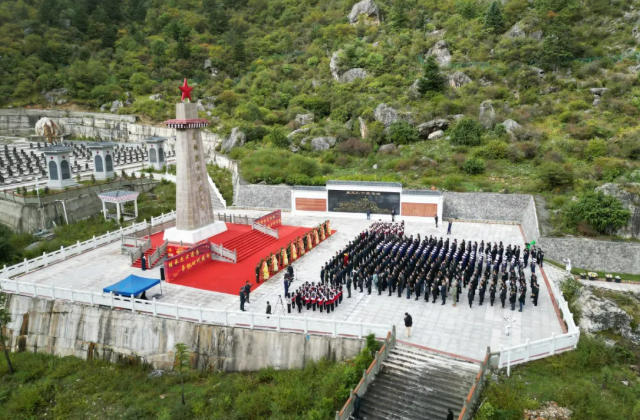 甘孜州舉行向烈士敬獻花籃儀式國家第十二個“烈士紀念日”當日上午，州委副書記、政法委書記高展等州市領導來到康定市烈士陵園，同各界代表一起向烈士敬獻花籃，深切緬懷革命先烈。
