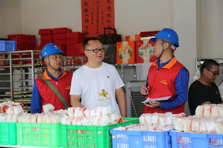 中秋節前，國網四川電力（成都大邑）連心橋共產黨員服務隊在大邑縣安仁古鎮廖哥月餅坊開展用電檢查，了解用電需求。國網成都供電公司供圖