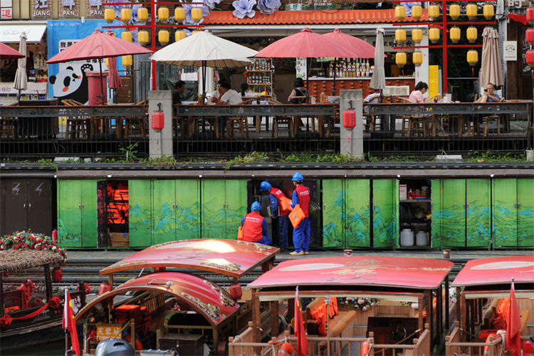 “雙節”期間，國網四川電力（成都錦江）連心橋共產黨員服務隊對網紅景點夜游錦江進行保電特巡。國網成都供電公司供圖