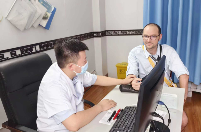 江尚貴為患者把脈。陳小芳供圖