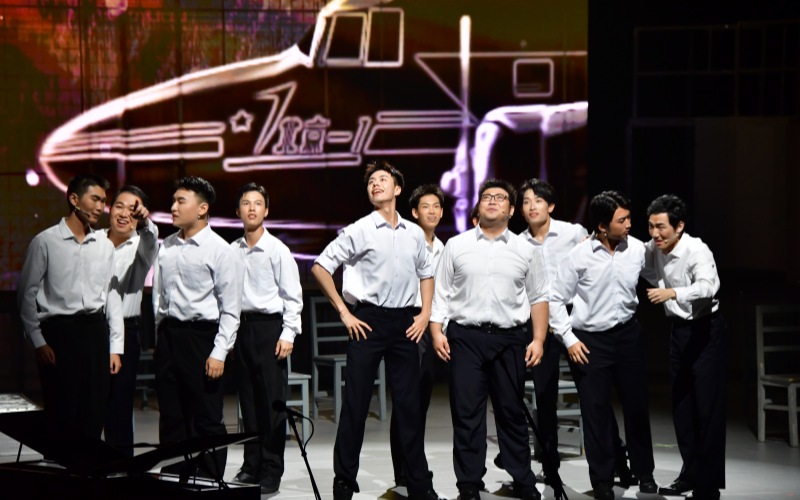 青年時期的羅陽與同學們。韓青化祎攝