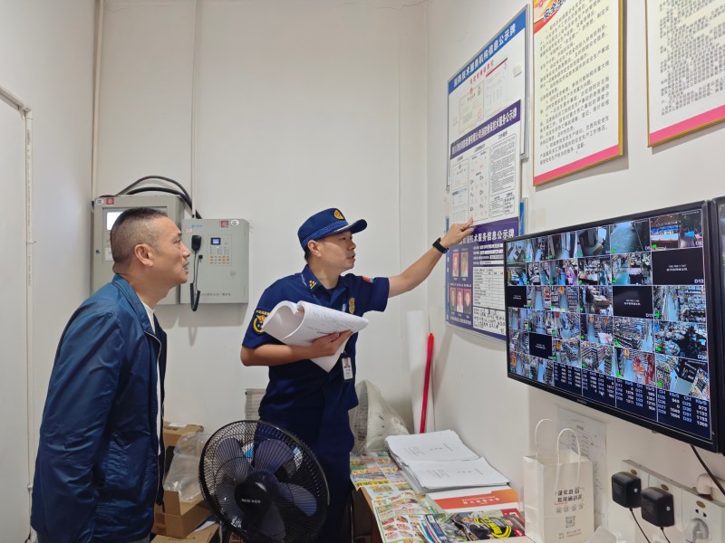 消防部門在值班控制室抽查值班人員證件信息情況。南充消防供圖