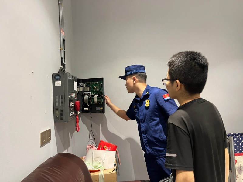 消防部門指導企業做好日常消防設施維護工作。廣安消防供圖