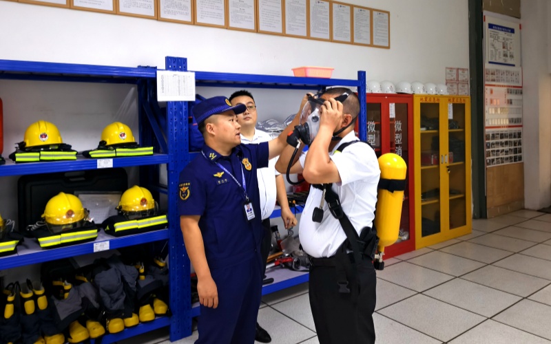 消防部門指導微型消防站職工正確使用消防救援裝備。宜賓消防供圖