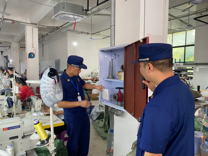 消防部門走進生產企業，指導排查火災隱患，做好消防工作。巴中消防供圖