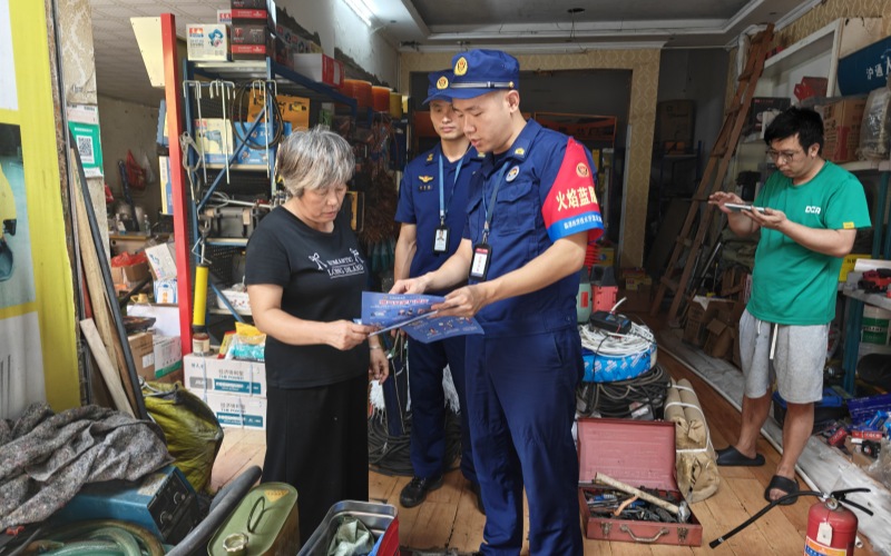 消防部門走進沿街商鋪開展消防安全宣傳工作。宜賓消防供圖