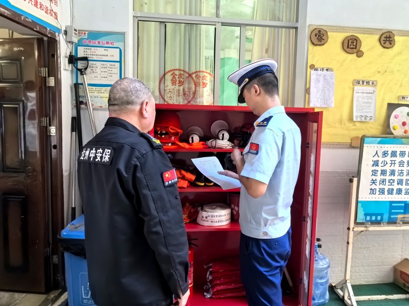 在幼兒園園區，消防員指導做好消防安全巡查記錄工作。達州消防供圖