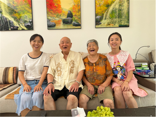 與工作人員合影。富順縣退役軍人事務局供圖