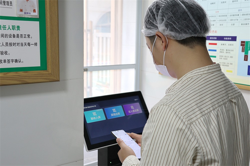 一位食堂工作人員在綿竹市學校食品安全智慧監管平臺進行數據收集。綿竹市融媒體中心供圖