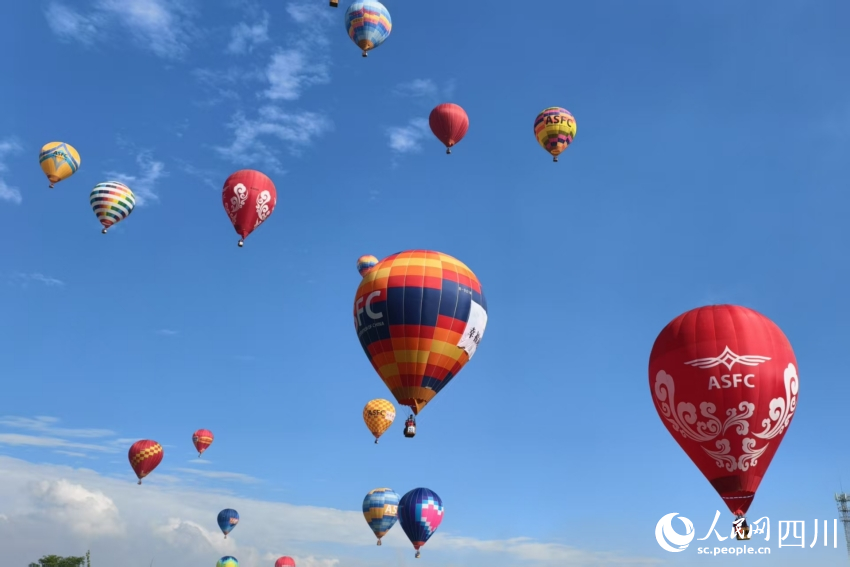 比賽現場的熱氣球。人民網 趙祖樂攝