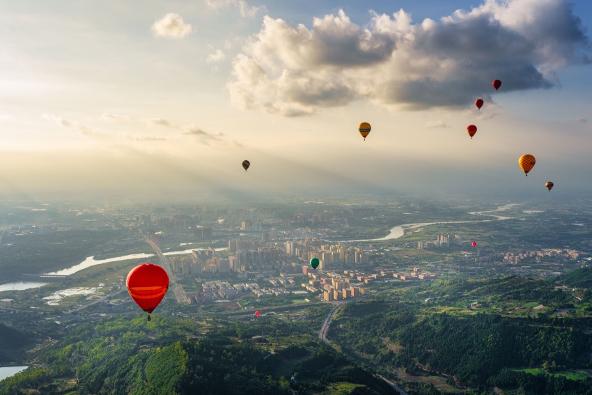 參賽選手正在駕駛熱氣球飛躍龍泉山。主辦方供圖