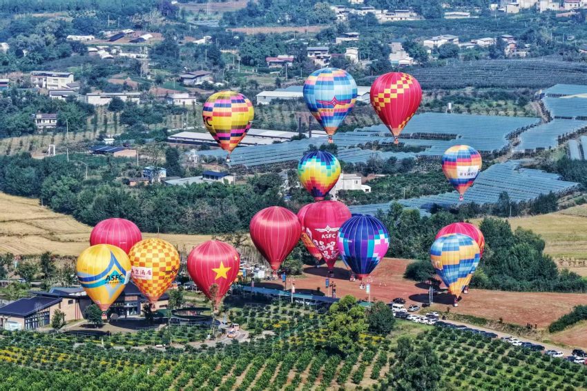 參賽選手正在駕駛熱氣球起飛。主辦方供圖