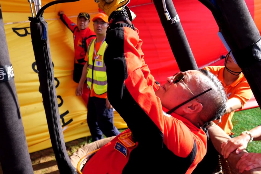 參賽選手正在調試熱氣球。主辦方供圖