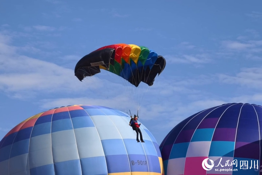 開幕式現場的跳傘定點降落表演。人民網 趙祖樂攝