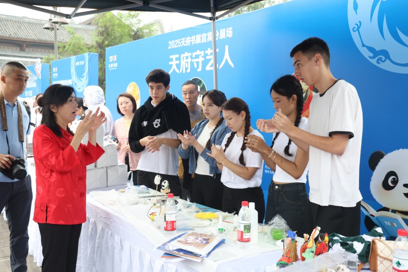 留學生體驗非遺面塑。翠屏區融媒體中心供圖