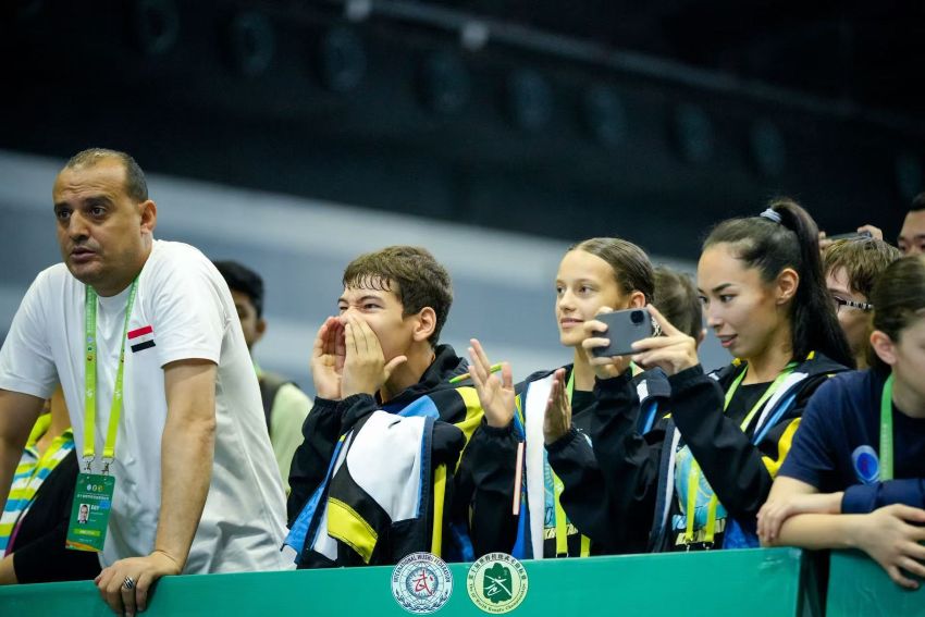 觀眾在歡呼喝彩。組委會供圖